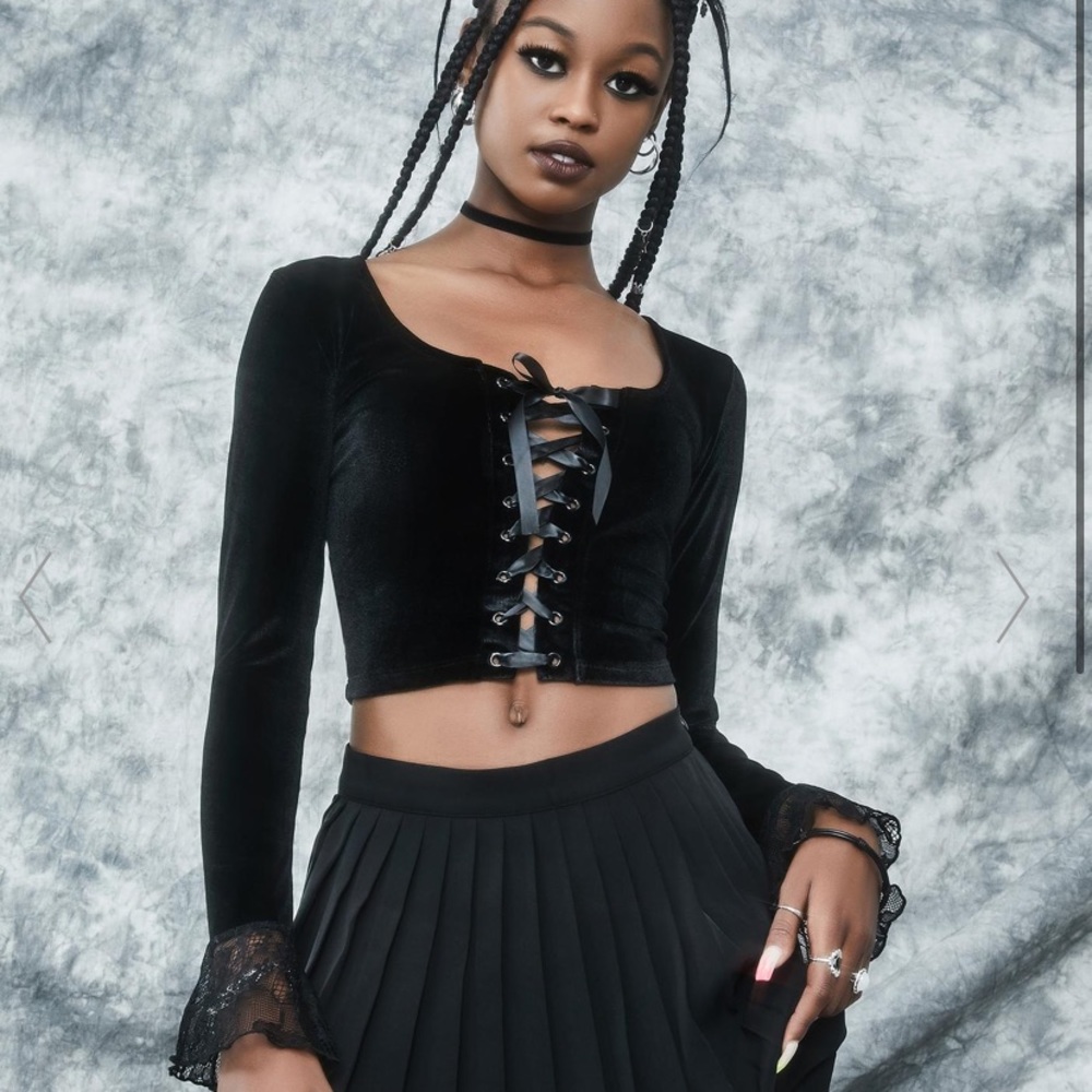 CHARM CLASS HERO VELVET CROP TOP